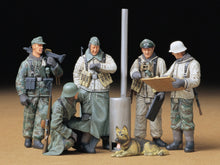 Load image into Gallery viewer, German Soldiers at Field Briefing 1:35
